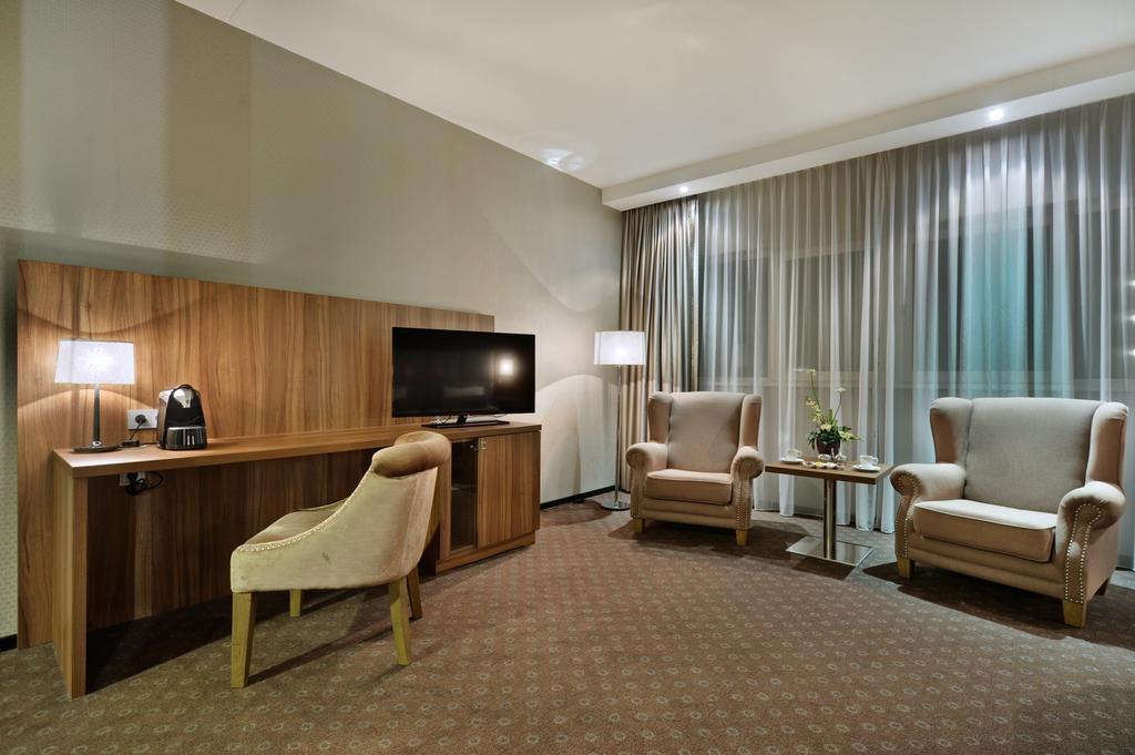 Van Der Valk Theaterhotel Алмело Экстерьер фото